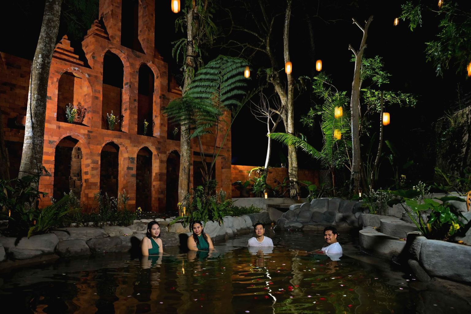 Kolam tirtha VANA SHANKARA pada malam hari dengan lampu taman