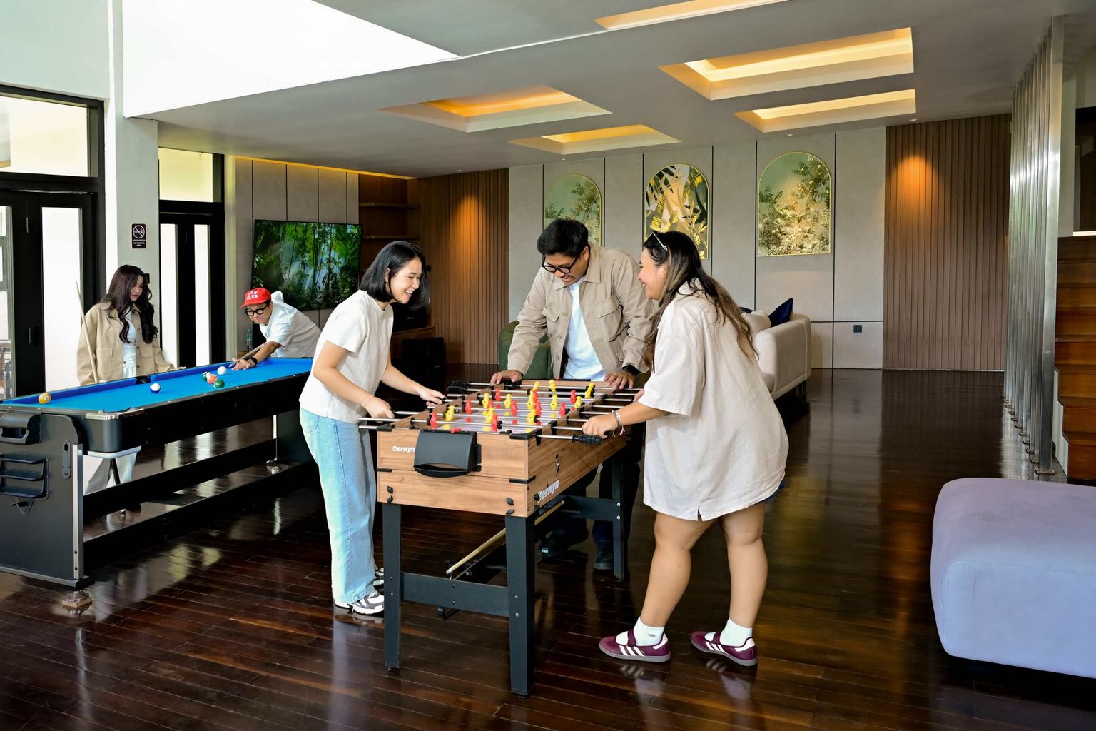 Tamu bermain foosball dan biliar di ruang permainan VANA SHANKARA