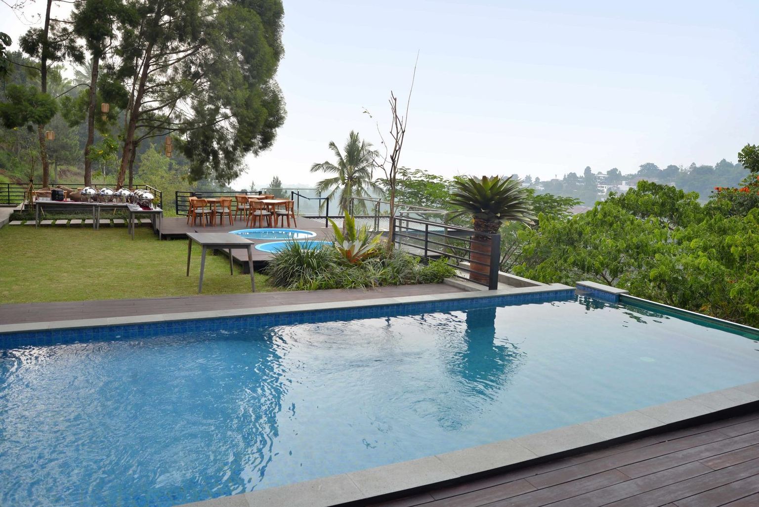 Infinity pool vila dengan pepohonan dan lembah di sekelilingnya