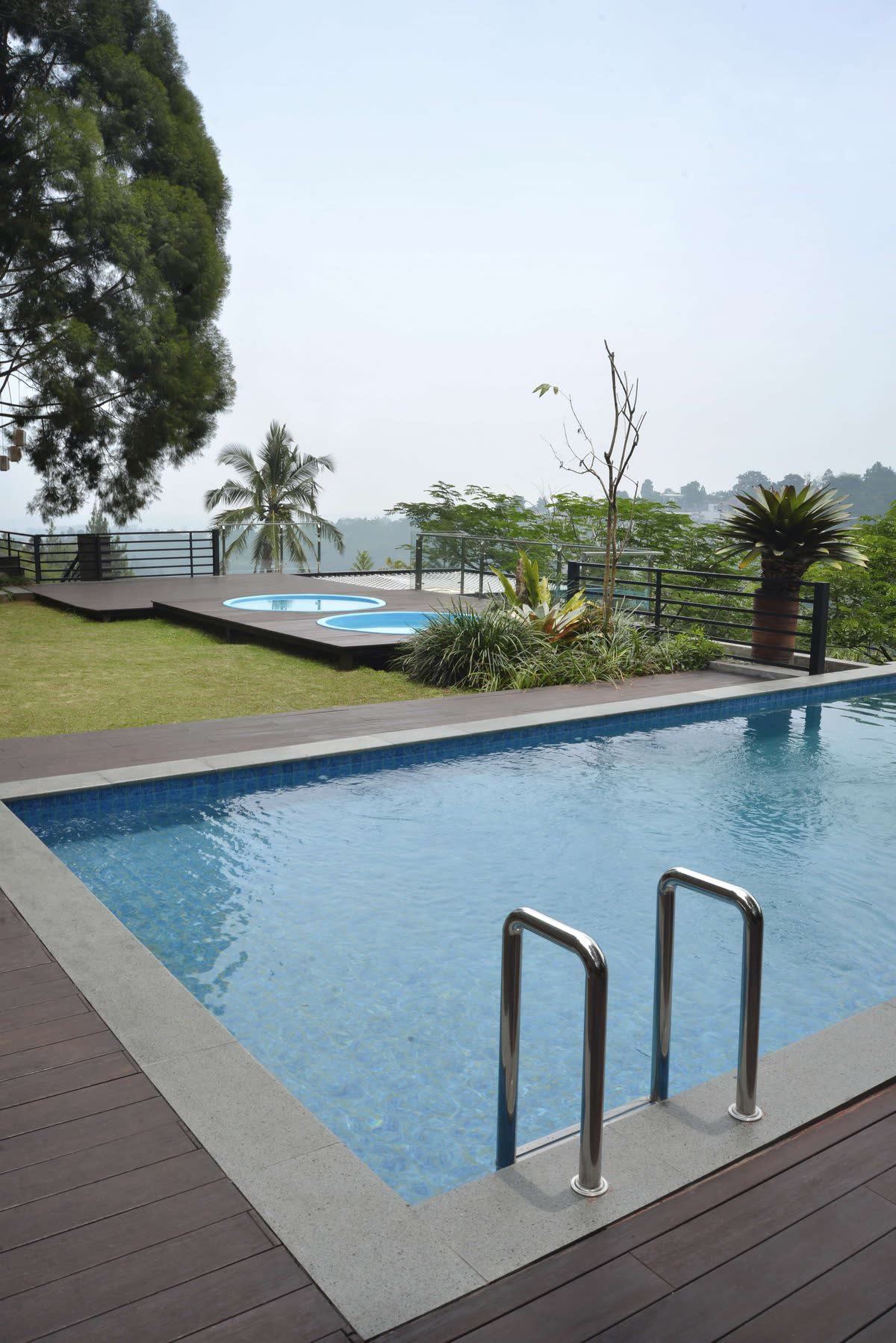 Kolam memanjang VANA SHANKARA dengan dua circle pool dan pepohonan di sekelilingnya