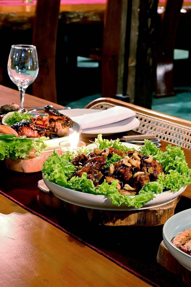Hidangan salad tersaji di meja kayu VANA SHANKARA