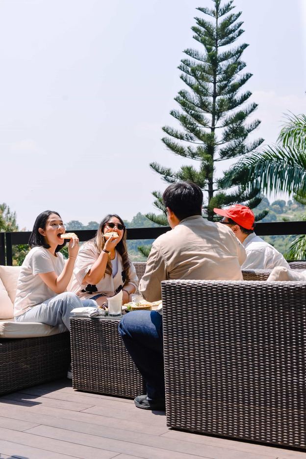 Aneka hidangan tersaji di meja sofa VANA SHANKARA