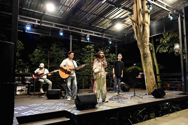Penampilan live music di panggung terbuka VANA SHANKARA pada malam hari