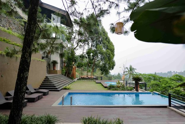 Kolam dan dek kayu vila VANA SHANKARA di antara pepohonan dan lembah