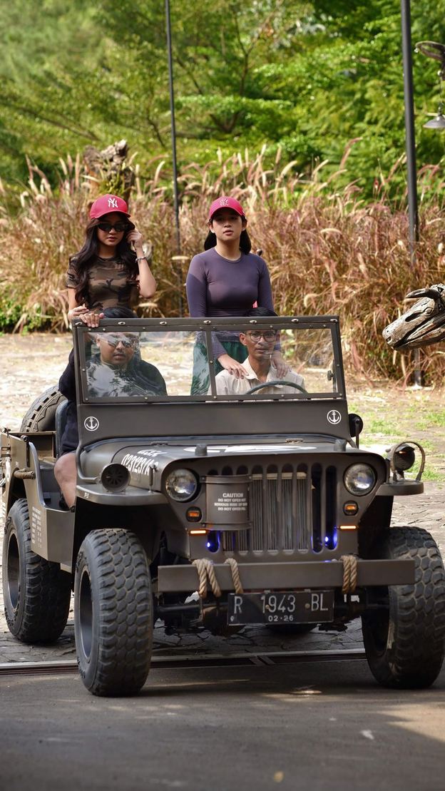 Kendaraan jeep VANA SHANKARA di jalur tanah dengan pepohonan