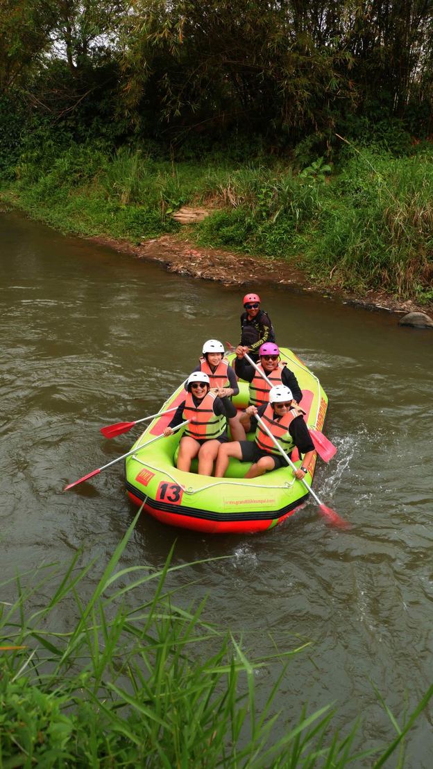 Perahu karet peserta rafting di sungai berbatu