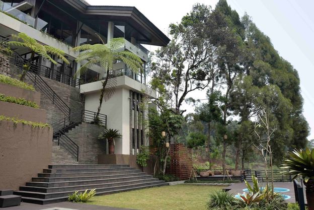 Tangga taman VANA SHANKARA menuju bangunan vila di antara pepohonan