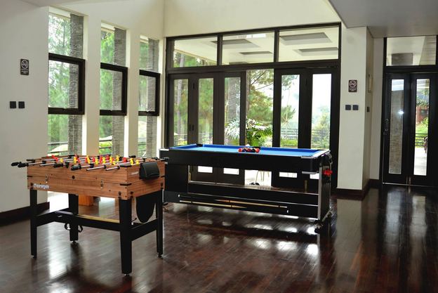 Meja foosball dan biliar di ruang permainan vila