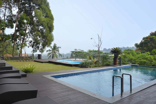 Kolam vila VANA SHANKARA dengan kursi santai dan pemandangan lembah