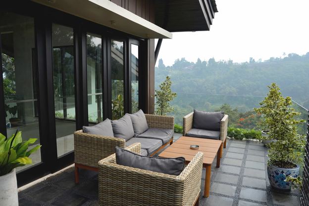 Teras vila VANA SHANKARA dengan sofa dan pemandangan lembah