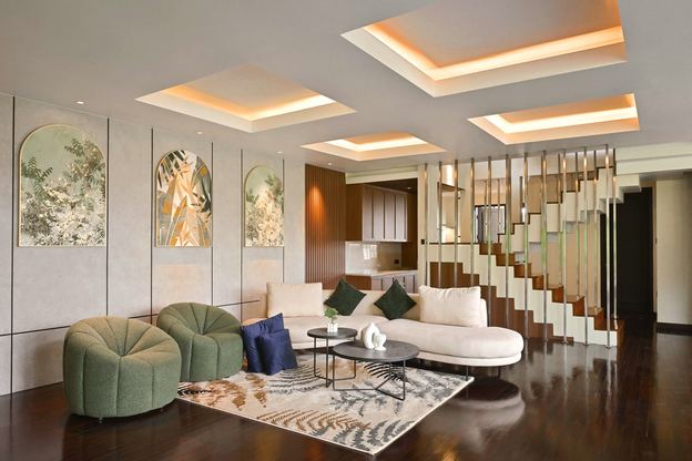 Ruang tamu VANA SHANKARA dengan sofa hijau dan meja kayu