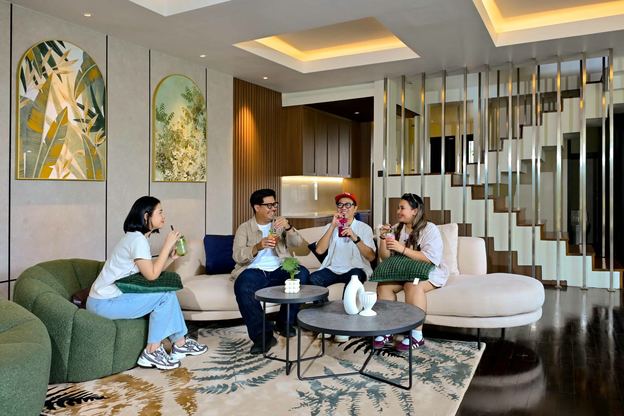 Tamu berbincang di sofa ruang tamu VANA SHANKARA