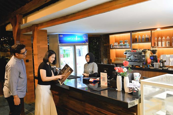 Barista menyiapkan kopi di bar VANA SHANKARA Coffee Rave
