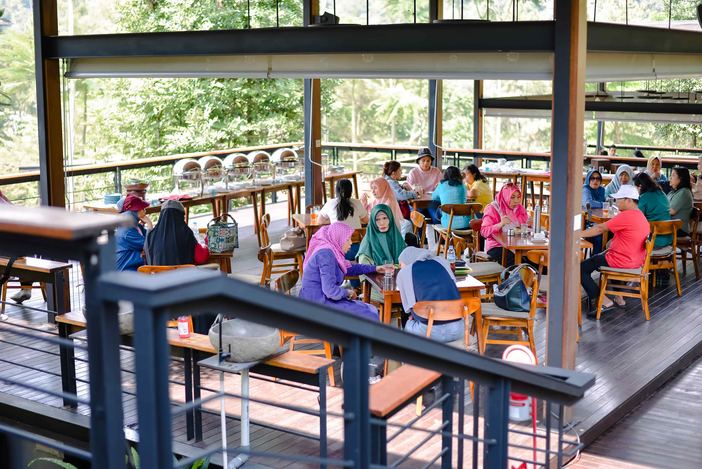 Tamu bersantap di ruang resto VANA SHANKARA yang ramai