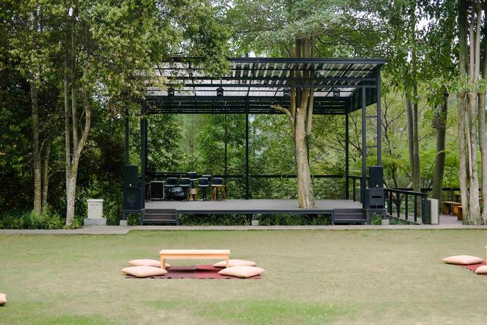 Panggung terbuka dan halaman rumput VANA SHANKARA dengan bean bag
