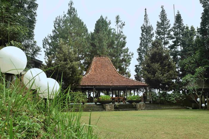 Taman VANA SHANKARA dengan balon putih dan pendopo beratap pada pagi hari