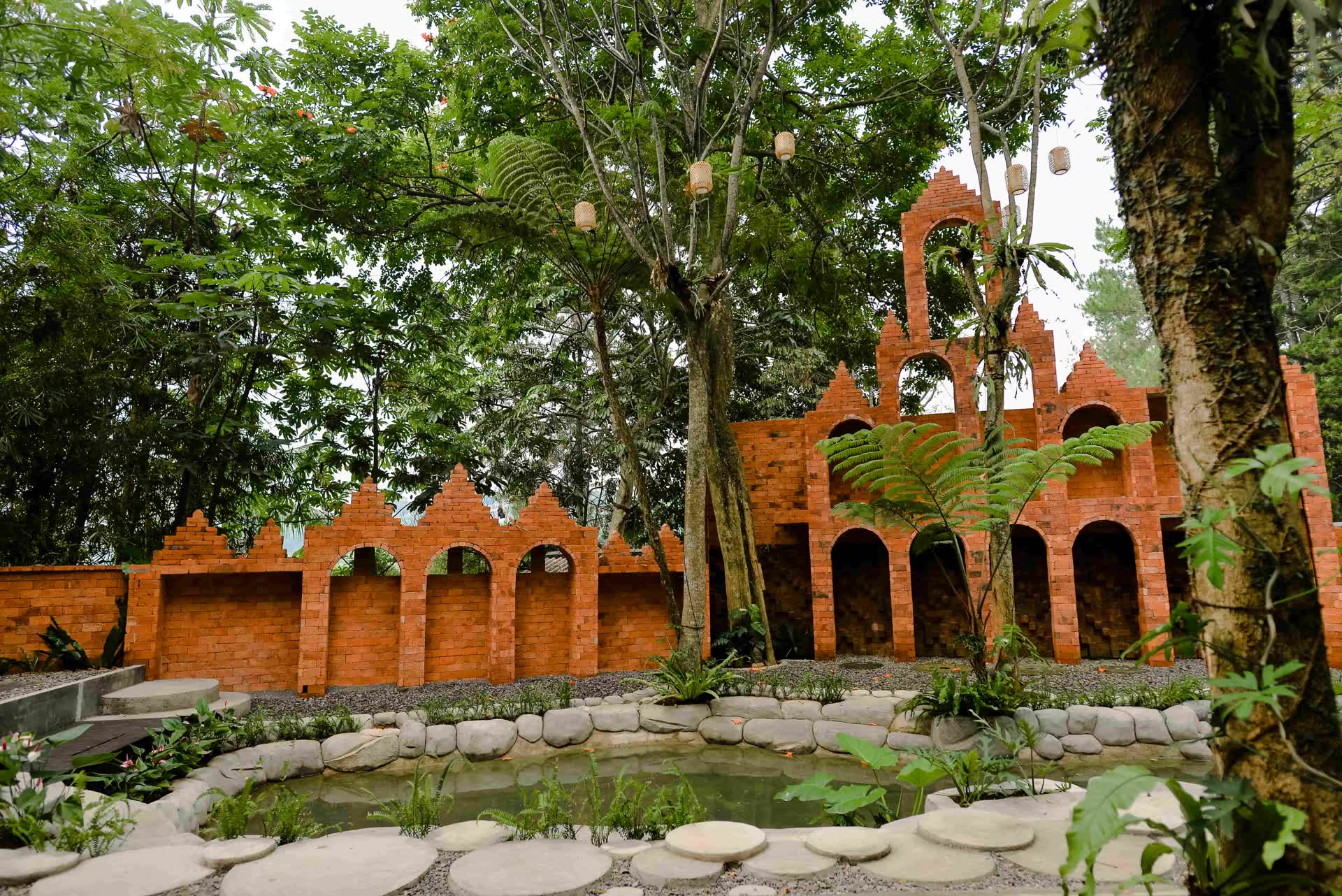 Lengkung bata dan kolam batu di kawasan Tirtha Kamahyangan VANA SHANKARA