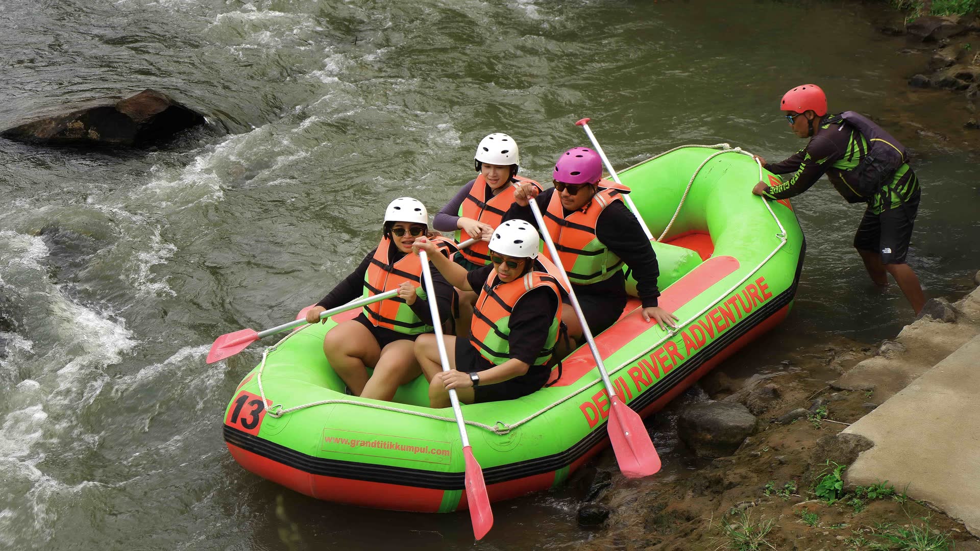 Peserta rafting mengarungi arus sungai dengan perahu karet