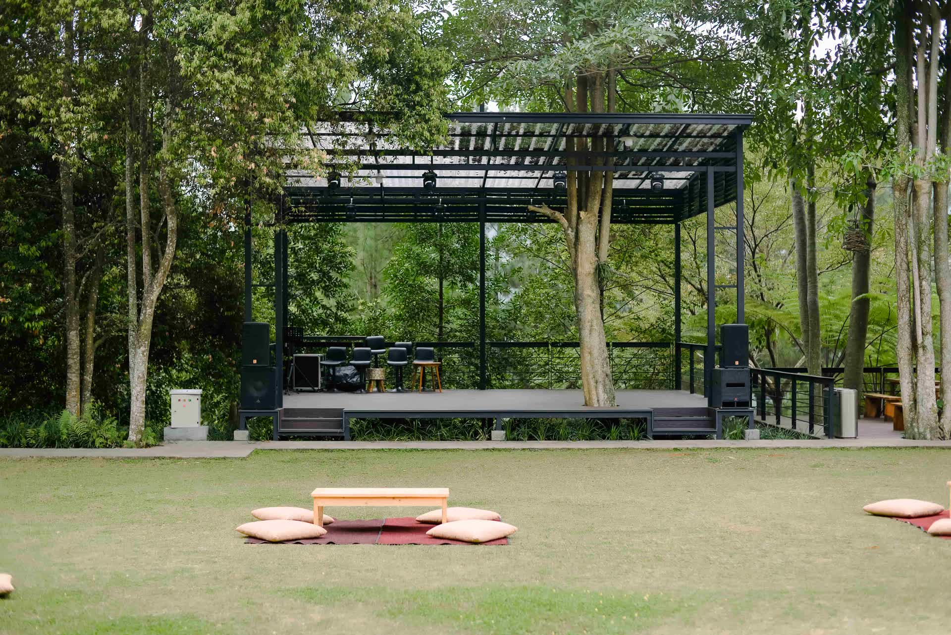 Panggung terbuka dan halaman rumput VANA SHANKARA dengan bean bag