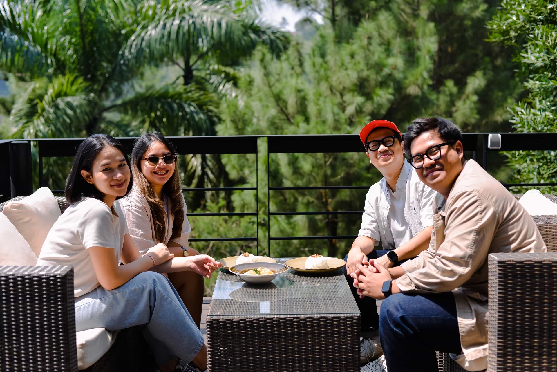 Tamu bersantap bersama di meja teras VANA SHANKARA dengan latar pepohonan